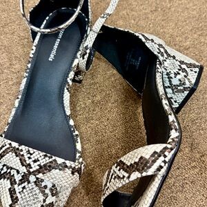 Amazon Essentials Snake-Print Block Heel Sandals - Black and White

Gorgeous!